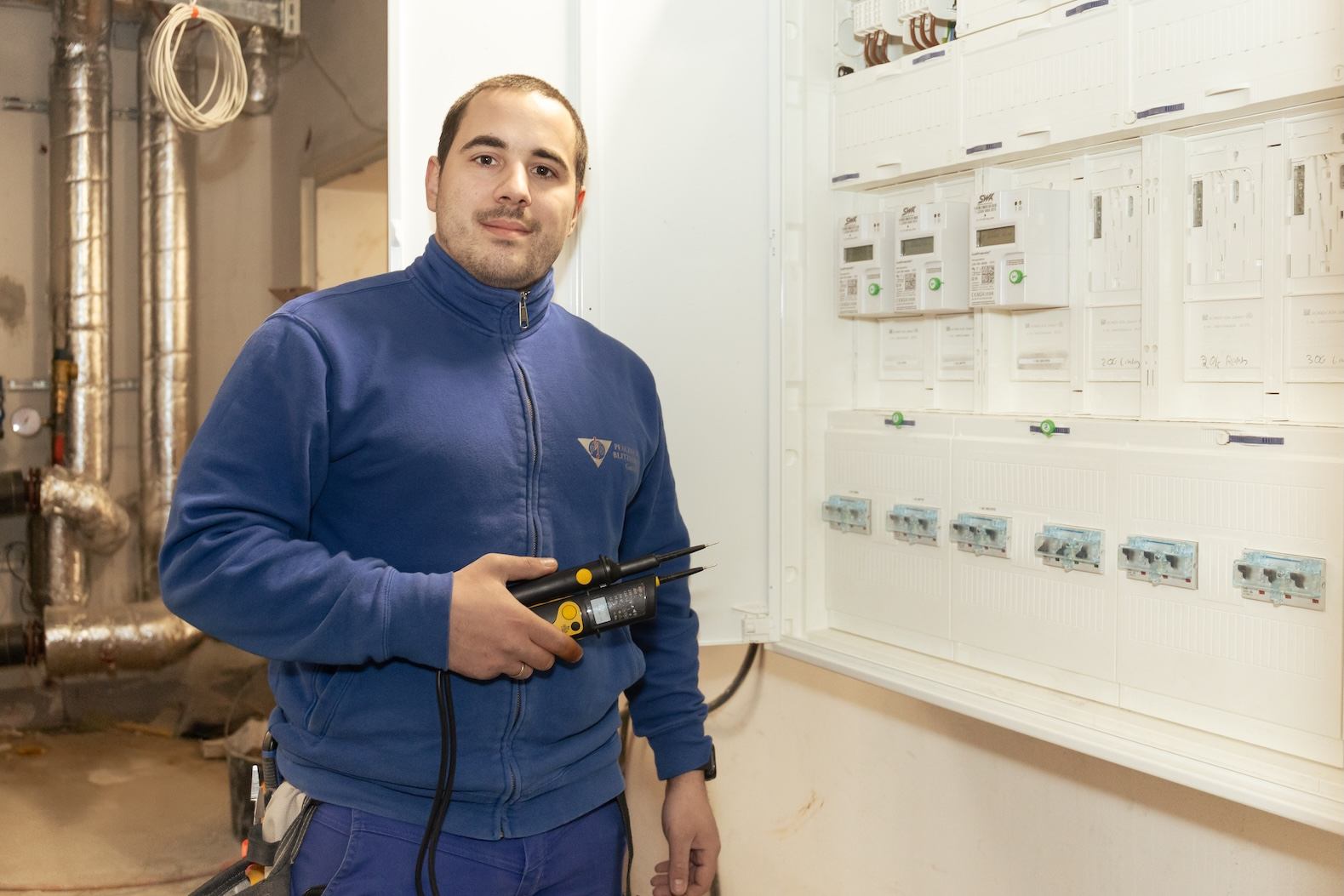 Elektriker installiert Blitzschutzanlage